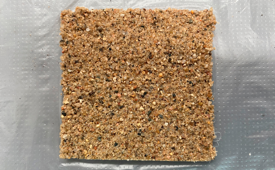 Фото Модифицированный песок quick-mix «FUGENSAND PLUS» FUS для заполнения швов, темно-песочный 25 кг