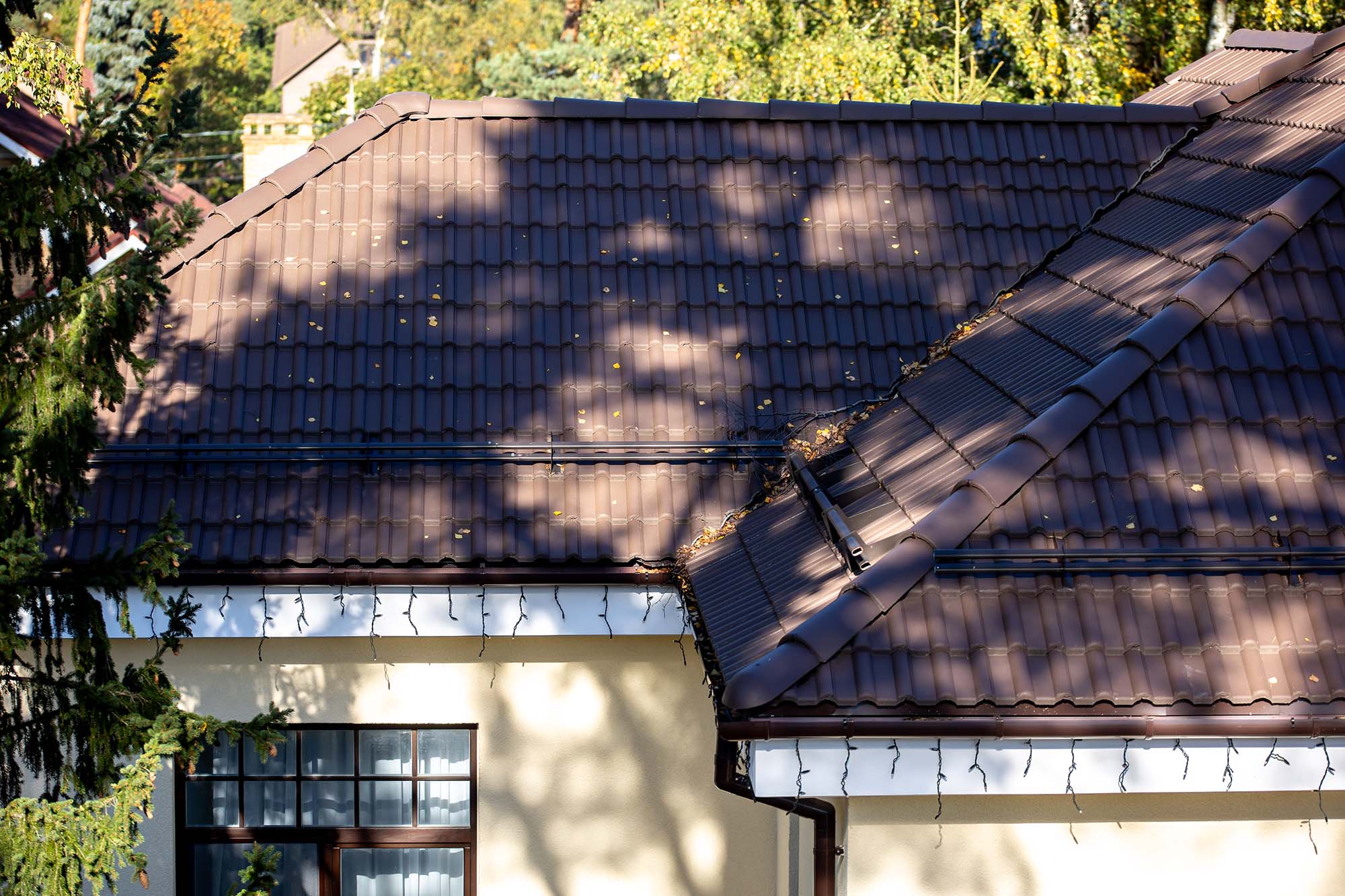Фото Цементно-песчаная черепица BRAAS Франкфурт, темно-коричневая