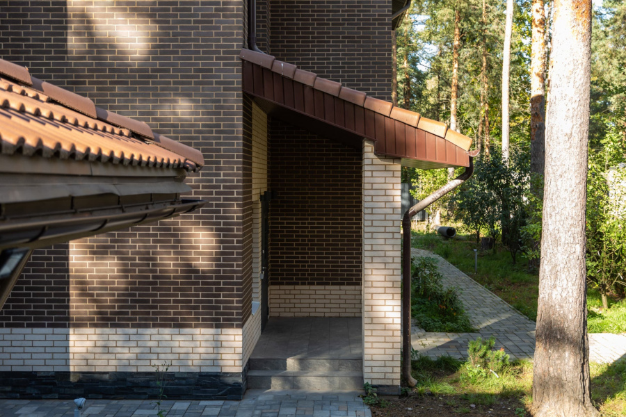 Фото Цементно-песчаная черепица BRAAS Франкфурт, коричневая