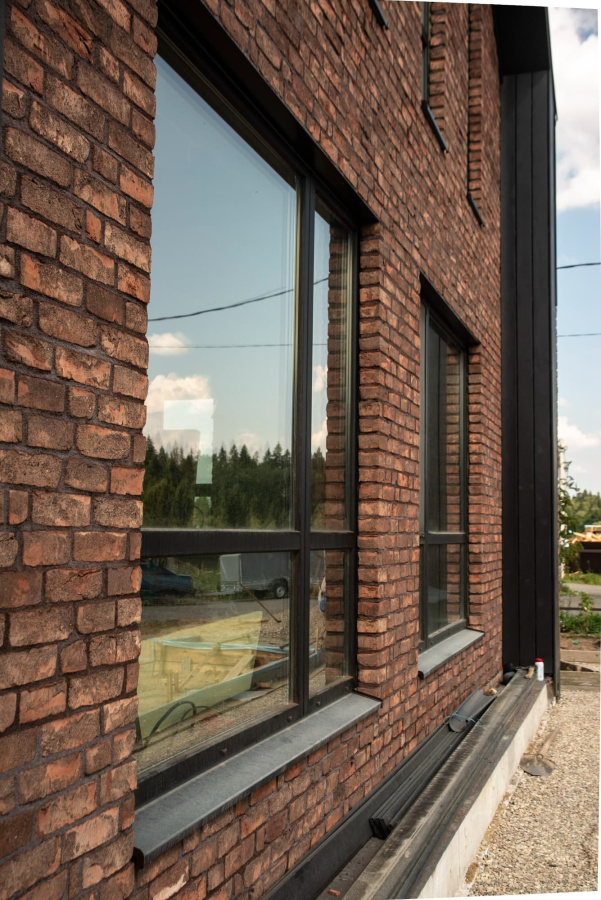 Фото Кирпич ручной формовки Faber Jar Петровский Штандарт черно-красный, 215*102*65 мм