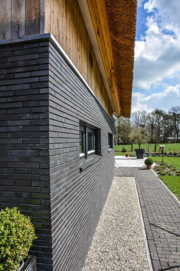 Фото Кирпич клинкерный Muhr 15 Schwarz-bunt Edelglanz гладкий, 290*60*52 мм