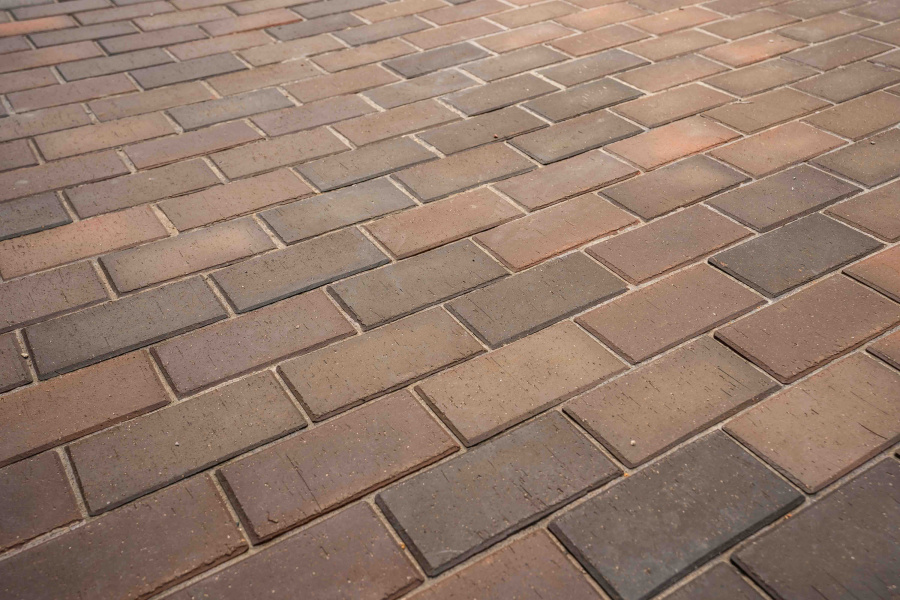Фото Тротуарная клинкерная брусчатка ЛСР Глазго темно-красный флэшинг, 200*100*50 мм