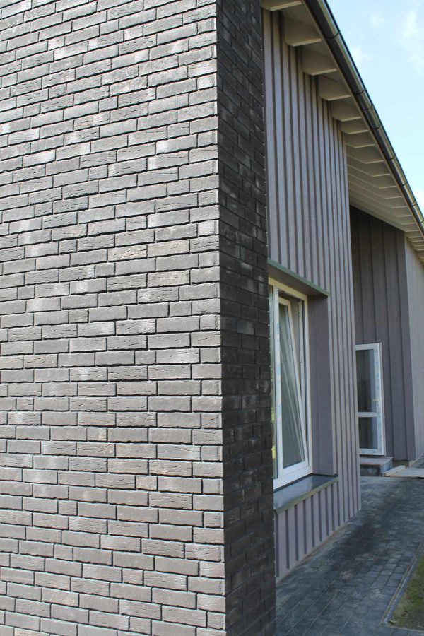 Фото Клинкерная плитка под кирпич Stroeher Steinlinge 376 platinschwarz рельефная NF14, 240*71*14 мм